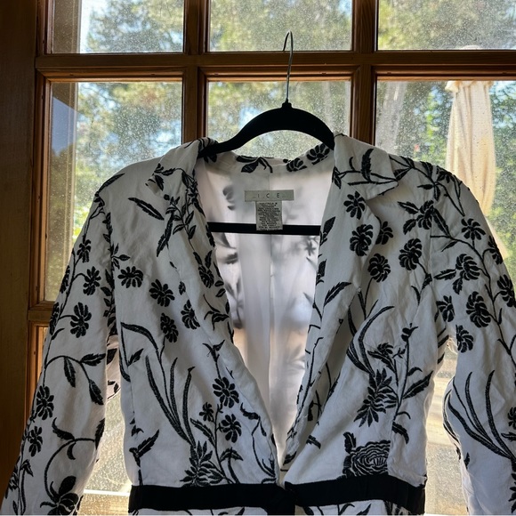 🦋 ICE Black & White Floral Open Front Cropped 3/4 Sleeve Blazer - Picture 10 of 12